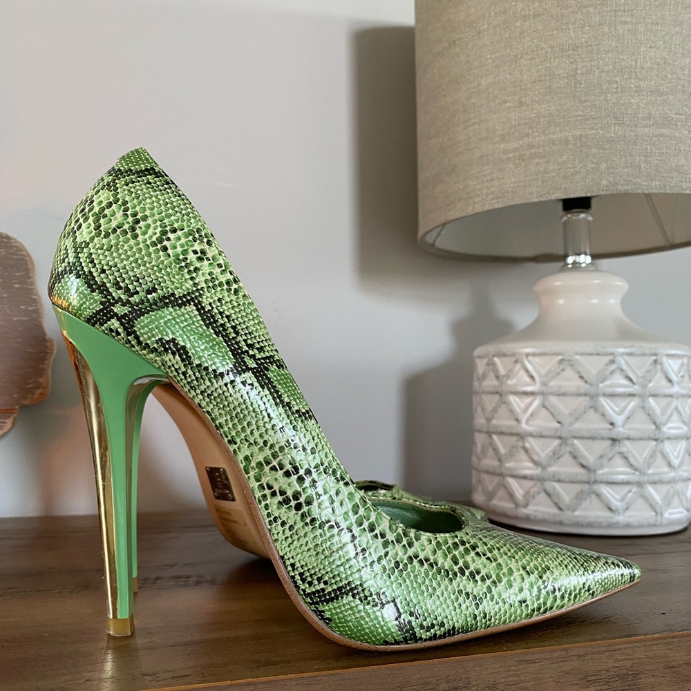 Green snakeskin pumps!